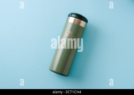 Antalya, Turchia - 17 agosto 2025: Stanley verde resistente la tazza di transito Aerolight per bevande calde e fredde Foto Stock