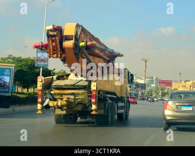 Cairo, Egitto, 16 settembre 2025: Una pompa per calcestruzzo montata su camion sulla strada, un pezzo di macchinari da costruzione utilizzato per pompare calcestruzzo liquido su specifica Foto Stock