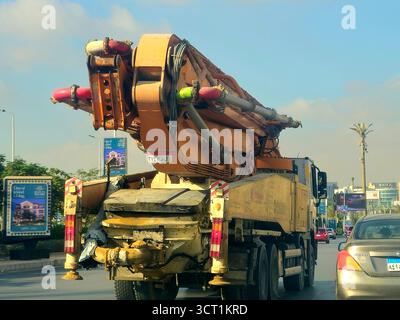 Cairo, Egitto, 16 settembre 2025: Una pompa per calcestruzzo montata su camion sulla strada, un pezzo di macchinari da costruzione utilizzato per pompare calcestruzzo liquido su specifica Foto Stock