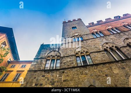 Immagine del centro storico di Siena con grandi edifici medievali, facciate monumentali in pietra e mattoni, monumenti culturali e l'autentica Italia Foto Stock