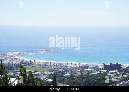 Vista aerea di Camps Bay, spiagge, città del Capo, Sud Africa Foto Stock