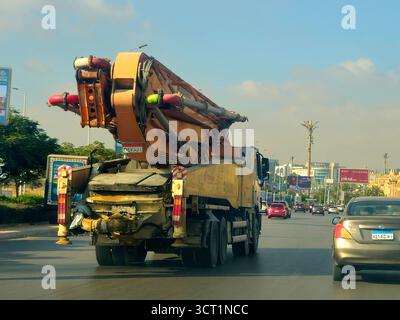 Cairo, Egitto, 16 settembre 2025: Una pompa per calcestruzzo montata su camion sulla strada, un pezzo di macchinari da costruzione utilizzato per pompare calcestruzzo liquido su specifica Foto Stock