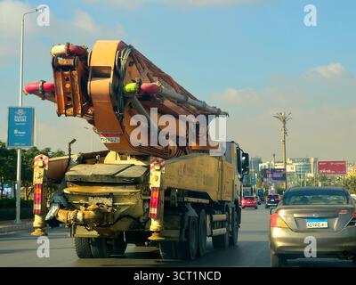 Cairo, Egitto, 16 settembre 2025: Una pompa per calcestruzzo montata su camion sulla strada, un pezzo di macchinari da costruzione utilizzato per pompare calcestruzzo liquido su specifica Foto Stock