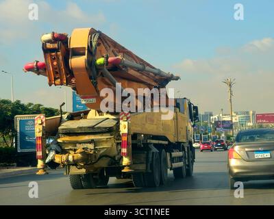 Cairo, Egitto, 16 settembre 2025: Una pompa per calcestruzzo montata su camion sulla strada, un pezzo di macchinari da costruzione utilizzato per pompare calcestruzzo liquido su specifica Foto Stock