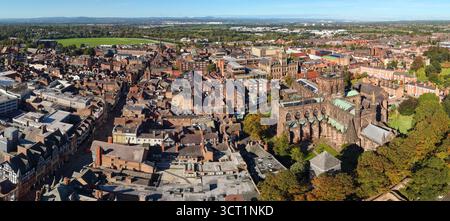 Vista panoramica aerea della Cattedrale di Chester che sorge tra tetti storici e spazi verdi. Foto Stock