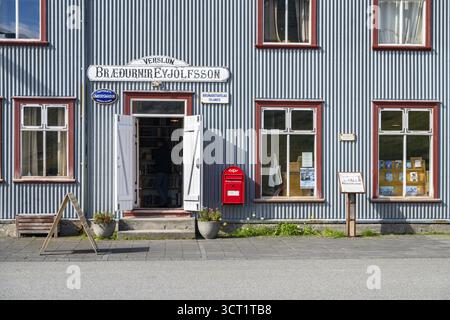 Vetrina e ingresso della vecchia libreria di Flateyri, Westfjords, Islanda occidentale, Islanda Foto Stock