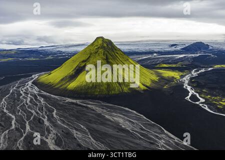 Montagna coperta di muschio Maelifell, Maelifell, dietro il ghiacciaio Myrdalsjoekull, Highlands islandesi, Islanda Foto Stock