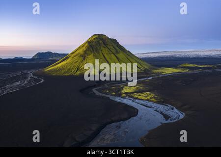Montagna coperta di muschio Maelifell, Maelifell, dietro il ghiacciaio Myrdalsjoekull, Highlands islandesi, Islanda Foto Stock