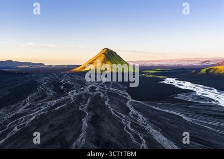 Montagna coperta di muschio Maelifell, Maelifell, dietro il ghiacciaio Myrdalsjoekull, Highlands islandesi, Islanda Foto Stock