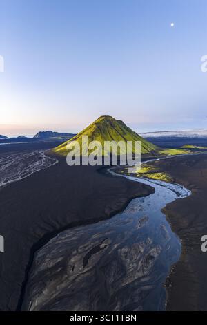 Montagna coperta di muschio Maelifell, Maelifell, dietro il ghiacciaio Myrdalsjoekull, Highlands islandesi, Islanda Foto Stock