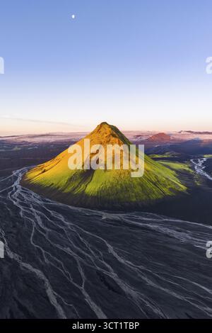 Montagna coperta di muschio Maelifell, Maelifell, dietro il ghiacciaio Myrdalsjoekull, Highlands islandesi, Islanda Foto Stock