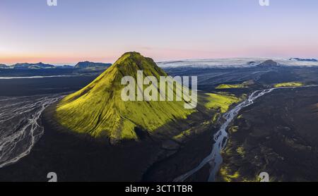 Montagna coperta di muschio Maelifell, Maelifell, dietro il ghiacciaio Myrdalsjoekull, Highlands islandesi, Islanda Foto Stock