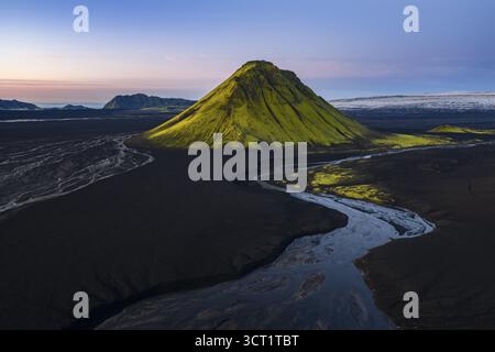 Montagna coperta di muschio Maelifell, Maelifell, dietro il ghiacciaio Myrdalsjoekull, Highlands islandesi, Islanda Foto Stock