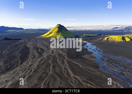 Montagna coperta di muschio Maelifell, Maelifell, dietro il ghiacciaio Myrdalsjoekull, Highlands islandesi, Islanda Foto Stock