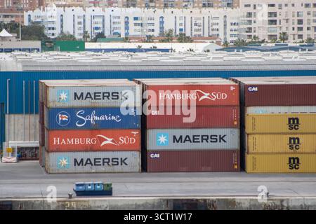 PORTO DI MALAGA, MALAGA, ANDULACIA, SPAGNA - 8 MAGGIO 2025 container impilati sulla banchina in attesa di carico Foto Stock