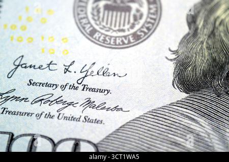 Dettagli sul retro di una banconota da 100 dollari americani, con ritratto di Benjamin Franklin e la dichiarazione di in Foto Stock