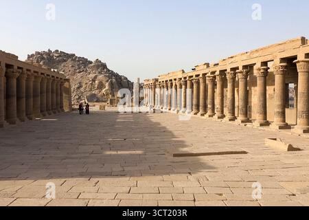 Gli edifici e le colonne di antichi Egiziani megaliti. Le antiche rovine di edifici egiziano Foto Stock