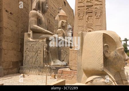 Le statue di altri in Egitto. Con i monumenti del Tempio di megaliti Foto Stock