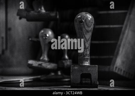 TIMBRI IN GOMMA E TIMBRI MANUALI CON DATA Foto Stock