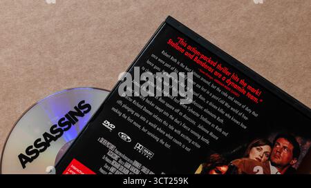 DVD "Assassins" con copertina posteriore con descrizione del film e personaggi principali, isolato su sfondo bianco chiaro Foto Stock