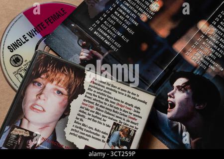 Film "single White Female"; edizione DVD; disco con copertina con descrizione; selezione della scena, isolata su sfondo vuoto, ripresa dall'angolo superiore Foto Stock
