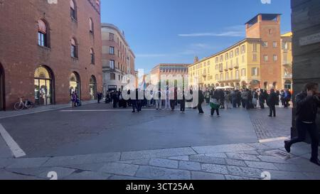 Cremona, Italia - 3 ottobre 2025 si svolge a Cremona Lombardia Italia una manifestazione pacifica di solidarietà con Gaza con attivisti e cittadini uniti Foto Stock