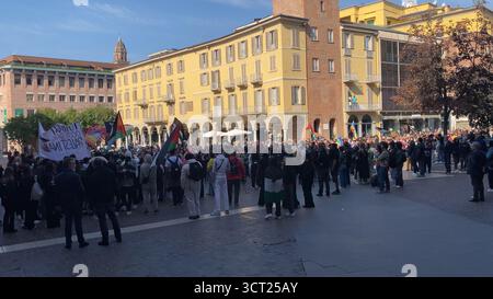 Cremona, Italia - 3 ottobre 2025 migliaia di attivisti e cittadini preoccupati si sono riuniti a Cremona in Lombardia, Italia, con bandiere palestinesi e pace Foto Stock