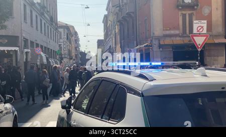 Cremona, Italia - 3 ottobre 2025 migliaia di attivisti e cittadini si riuniscono a Cremona in Lombardia Italia con bandiere palestinesi e bandiere di pace Foto Stock