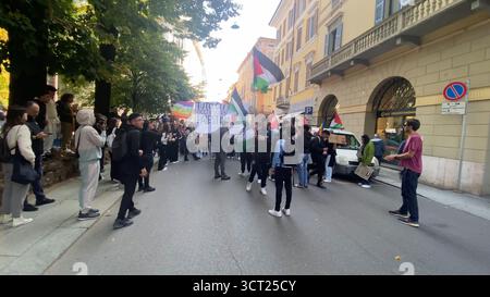 Cremona, Italia - 3 ottobre 2025 migliaia di attivisti e cittadini preoccupati si sono riuniti nelle strade storiche di Cremona Lombardia Italia per esprimere Foto Stock