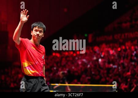 Pechino, Cina. 4 ottobre 2025. Xiang Peng ondata agli spettatori dopo il match dei quarti di finale maschile tra Xiang Peng della Cina e Hugo Calderano del Brasile al 2025 World Table Tennis (WTT) China Smash a Pechino, Cina, 4 ottobre 2025. Crediti: Ju Huanzong/Xinhua/Alamy Live News Foto Stock