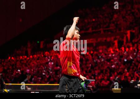 Pechino, Cina. 4 ottobre 2025. Xiang Peng festeggia dopo il match dei quarti di finale maschile tra Xiang Peng della Cina e Hugo Calderano del Brasile al 2025 World Table Tennis (WTT) China Smash a Pechino, Cina, 4 ottobre 2025. Crediti: Ju Huanzong/Xinhua/Alamy Live News Foto Stock