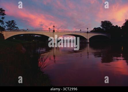 Australia. Victoria. Melbourne. Fiume Yarra. Morrell Bridge al tramonto. Foto Stock