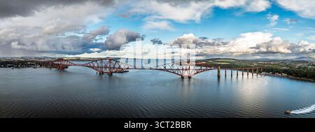 Sunset Panorama of Rain Clouds Over Forth Bridge da un drone, Queensferry Crossing, Forth Estuary, Scozia, Regno Unito Foto Stock