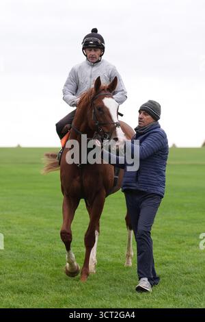 L'economia ritorna dopo aver passato il galoppo all'ippodromo di Newmarket. Data foto: Sabato 4 ottobre 2025. Foto Stock