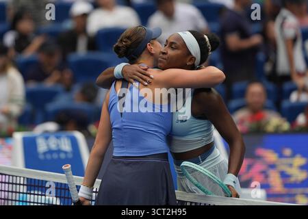 Pechino, Cina. 4 ottobre 2025. Amanda Anisimova (L) degli Stati Uniti abbraccia Coco Gauff degli Stati Uniti dopo la semifinale femminile al torneo di tennis China Open 2025 a Pechino, in Cina, 4 ottobre 2025. Crediti: Xie Han/Xinhua/Alamy Live News Foto Stock