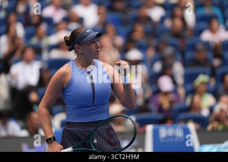 Pechino, Cina. 4 ottobre 2025. Amanda Anisimova celebra il punteggio ottenuto durante la semifinale femminile tra Coco Gauff degli Stati Uniti e Amanda Anisimova degli Stati Uniti al torneo di tennis China Open 2025 a Pechino, in Cina, 4 ottobre 2025. Crediti: Xie Han/Xinhua/Alamy Live News Foto Stock