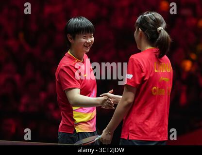 Pechino, Cina. 4 ottobre 2025. Sun Yingsha (L) della Cina stringe la mano a Chen Xingtong della Cina dopo la semifinale femminile al World Table Tennis (WTT) China Smash 2025 a Pechino, Cina, 4 ottobre 2025. Crediti: Sun Fei/Xinhua/Alamy Live News Foto Stock