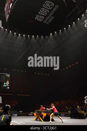 Pechino, Cina. 4 ottobre 2025. Sun Yingsha (L) della Cina e Chen Xingtong della Cina competono durante la semifinale femminile al World Table Tennis (WTT) China Smash 2025 a Pechino, Cina, 4 ottobre 2025. Crediti: Sun Fei/Xinhua/Alamy Live News Foto Stock