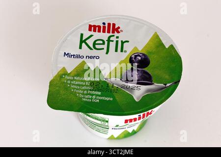 Yogurt kefir al latte, aroma di ribes nero, fonte naturale di calcio e vitamina B12, senza lattosio, ricco di proteine Foto Stock