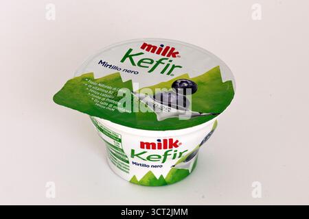 Yogurt kefir al latte, aroma di ribes nero, fonte naturale di calcio e vitamina B12, senza lattosio, ricco di proteine Foto Stock