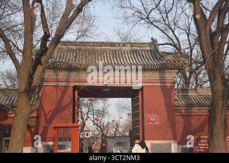 Pechino, Cina - 9 aprile 2024: Panoramica della porta sud del Parco Beihai nelle ore dorate della primavera 2024, quando gli alberi hanno iniziato a riprendersi dall'inverno. Foto Stock