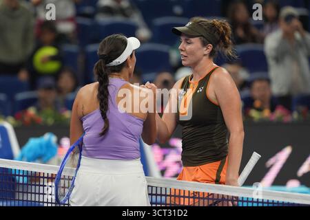 Pechino, Cina. 4 ottobre 2025. Linda Noskova (R) della Repubblica Ceca saluta Jessica Pegula degli Stati Uniti dopo la semifinale femminile al torneo di tennis China Open 2025 a Pechino, in Cina, 4 ottobre 2025. Crediti: Xie Han/Xinhua/Alamy Live News Foto Stock
