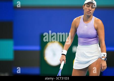 Pechino, Cina. 4 ottobre 2025. Jessica Pegula reagisce durante la semifinale femminile tra Linda Noskova della Repubblica Ceca e Jessica Pegula degli Stati Uniti al torneo di tennis China Open 2025 a Pechino, Cina, 4 ottobre 2025. Credito: NA Yuqi/Xinhua/Alamy Live News Foto Stock