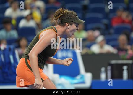 Pechino, Cina. 4 ottobre 2025. Linda Noskova reagisce durante la semifinale femminile tra Linda Noskova della Repubblica Ceca e Jessica Pegula degli Stati Uniti al torneo di tennis China Open 2025 a Pechino, Cina, 4 ottobre 2025. Crediti: Xie Han/Xinhua/Alamy Live News Foto Stock