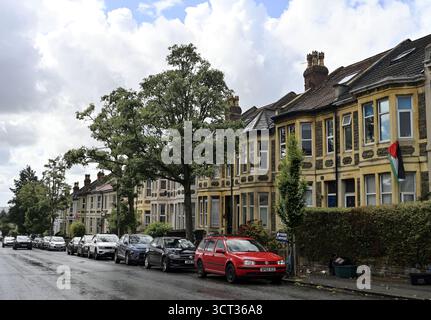 Case a schiera costruite in mattoni, una con pannelli solari sul tetto, Bishopston, Bristol, Regno Unito Foto Stock