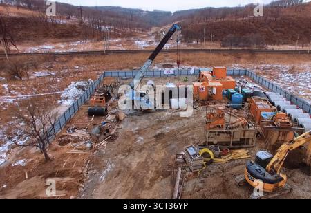Una piattaforma con attrezzature per le operazioni di pipeline. Penetrazione del tubo. Tubi di un gasdotto, costruzione e posa di gasdotti per il trasporto Foto Stock