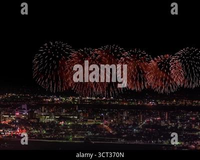 Saluto festivo nel cielo notturno. Salutate sopra la città di megalopoli. Esplosioni di fuochi d'artificio. Foto Stock