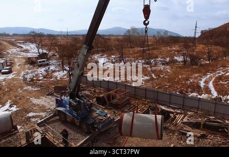 Irkutsk, Russia - 24 marzo 2017: Una piattaforma con attrezzature per le operazioni di pipeline. Penetrazione del tubo. Tubi di un gasdotto, costruzione e layin Foto Stock