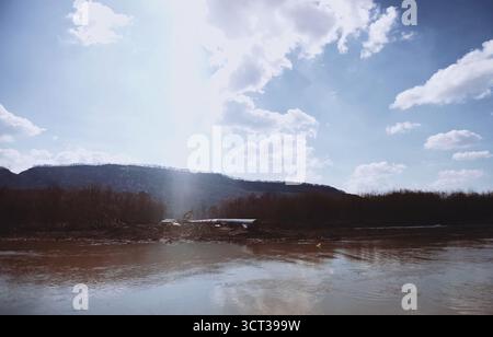 Costruzione di un gasdotto attraverso il fiume. Difficoltà nella posa di condutture. Tubi di un gasdotto, costruzione e posa di condotte per il trasporto Foto Stock