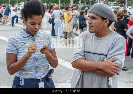 Miami Florida, Latin Grammys all'American Airline Arena, residenti curiosi, manifestanti designati area di protesta, i visitatori viaggio tour turistico Foto Stock